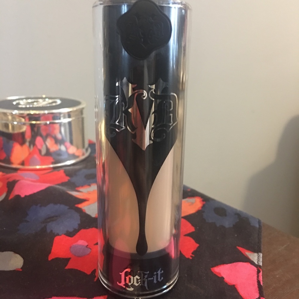 Kat Von D  Lock-it 24hr full coverage foundation